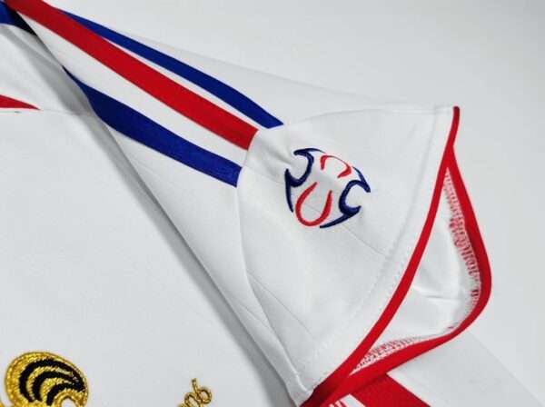 Présente la manche et coutures du maillot vintage France Finale Coupe du Monde 2006