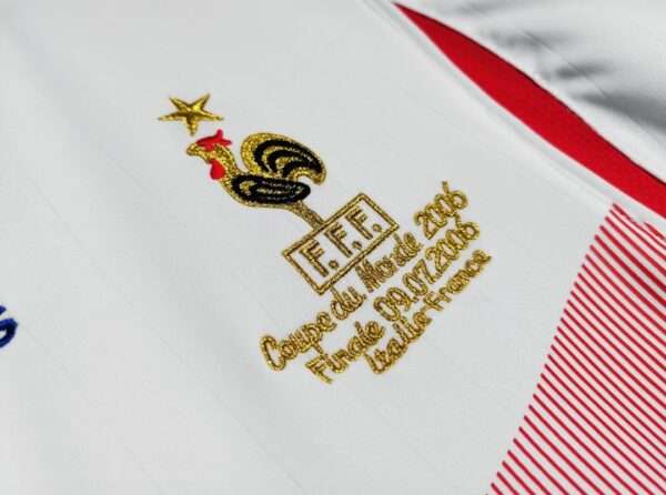 Zoom sur le logo et coutures du maillot vintage France Finale Coupe du Monde 2006