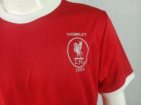 Zoom sur le logo du maillot vintage Liverpool Finale FA Cup 1965