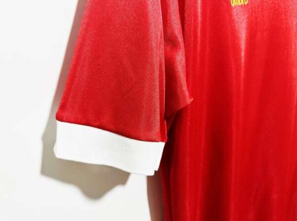 Zoom sur la manche du maillot vintage Liverpool Finale Ligue des Champions 1977