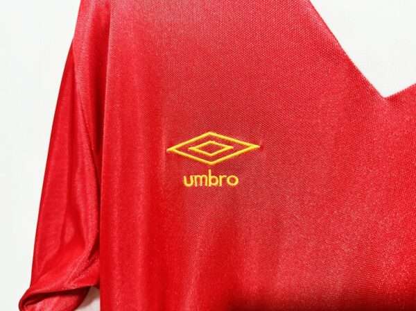 Zoom sur le logo du maillot vintage Liverpool Finale Ligue des Champions 1977