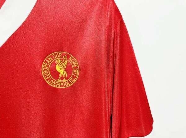 Zoom sur le logo du maillot vintage Liverpool Finale Ligue des Champions 1977