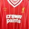 Zoom sur les logos et col du maillot vintage Liverpool Domicile 1982/1985