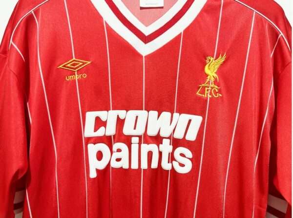 Zoom sur les logos et col du maillot vintage Liverpool Domicile 1982/1985
