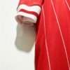 Zoom sur la manche du maillot vintage Liverpool Domicile 1982/1985