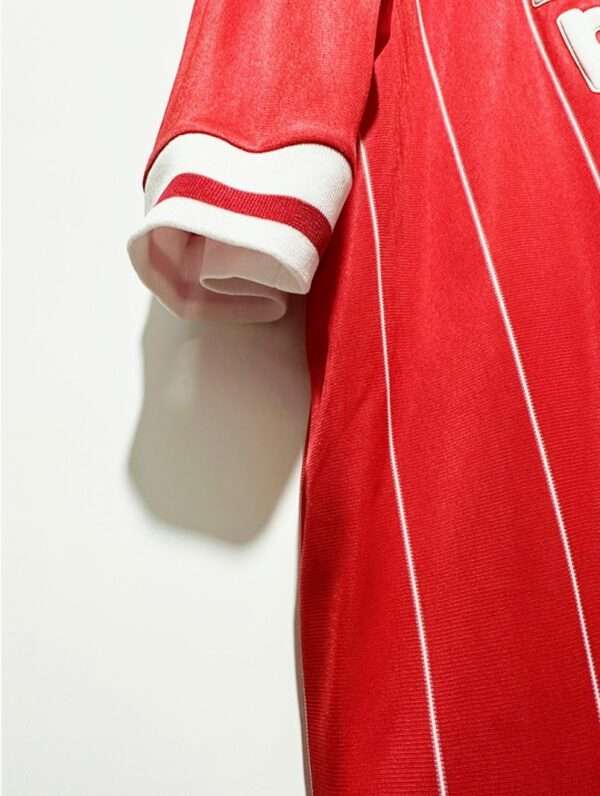 Zoom sur la manche du maillot vintage Liverpool Domicile 1982/1985