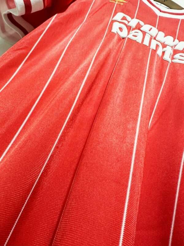 Zoom sur les logos et col du maillot vintage Liverpool Domicile 1982/1985