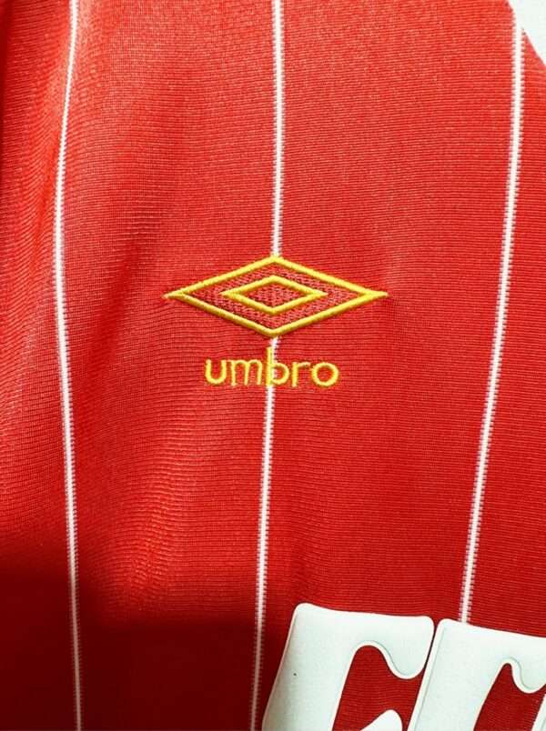 Zoom sur le logo du maillot vintage Liverpool Domicile 1982/1985
