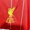 Zoom sur le logo du maillot vintage Liverpool Domicile 1982/1985