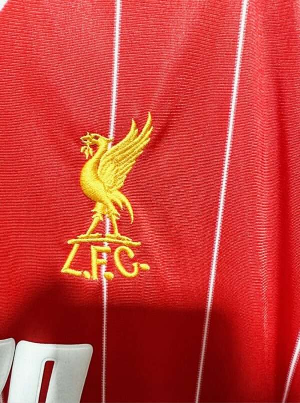 Zoom sur le logo du maillot vintage Liverpool Domicile 1982/1985