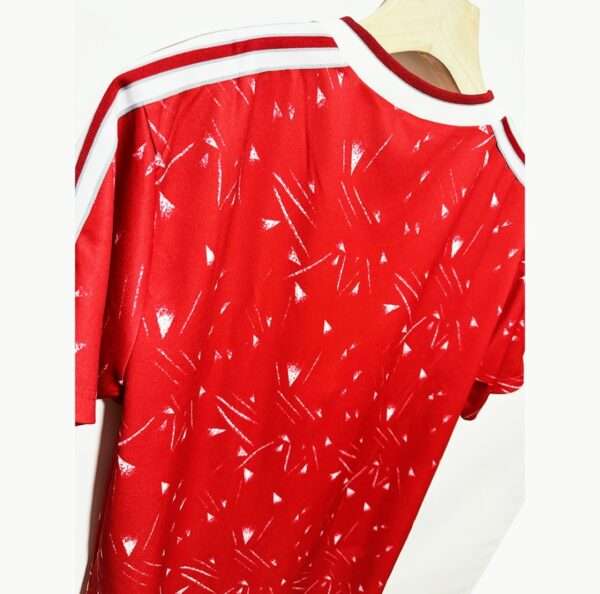 Présente les manches et col du maillot vintage Liverpool Domicile 1989/1991