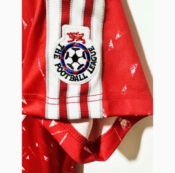 Zoom sur la manche et patch du maillot vintage Liverpool Domicile 1989/1991