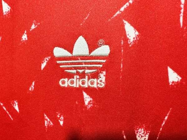 Zoom sur le logo du maillot vintage Liverpool Domicile 1989/1991