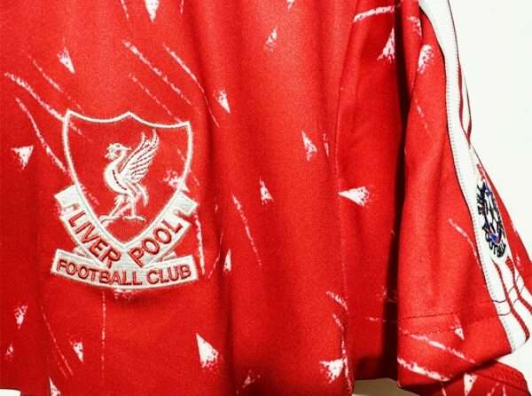 Zoom sur le logo du maillot vintage Liverpool Domicile 1989/1991