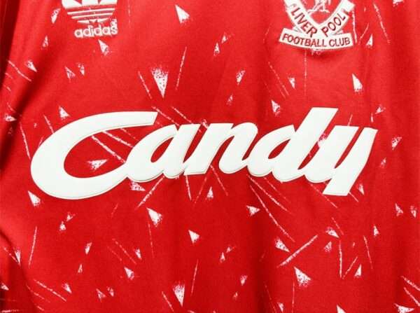 Zoom sur les logos du maillot vintage Liverpool Domicile 1989/1991