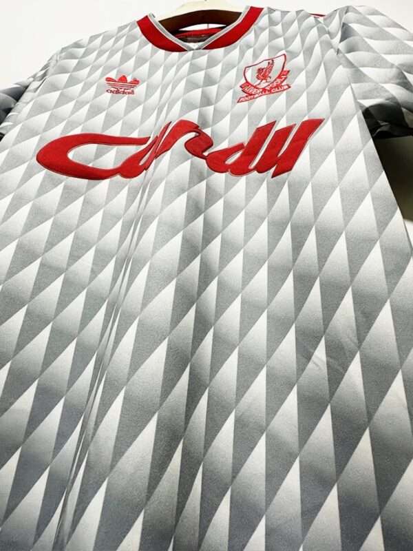 Présente les logos et col du maillot vintage Liverpool Extérieur 1989/1991