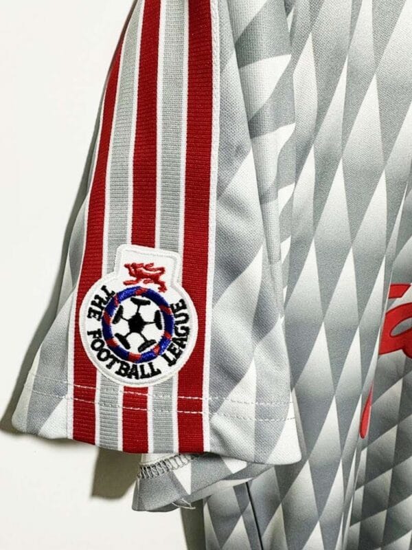 Zoom sur la manche et patch logos du maillot vintage Liverpool Extérieur 1989/1991