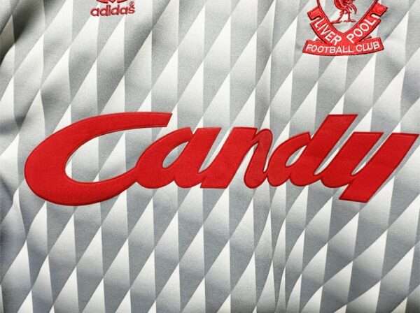 Zoom sur les logos du maillot vintage Liverpool Extérieur 1989/1991