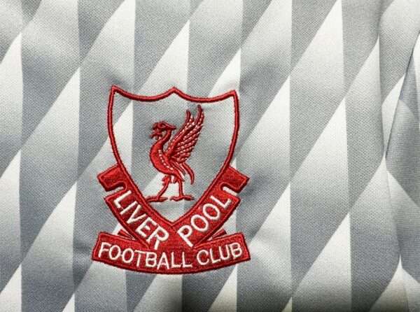 Zoom sur le logo du maillot vintage Liverpool Extérieur 1989/1991