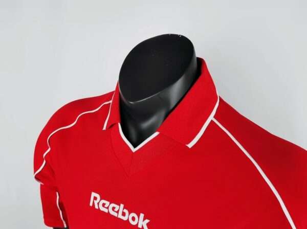 Présente le col du maillot vintage Liverpool Finale Coupe UEFA 2001