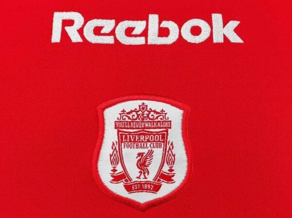 Zoom sur les logos du maillot vintage Liverpool Finale Coupe UEFA 2001