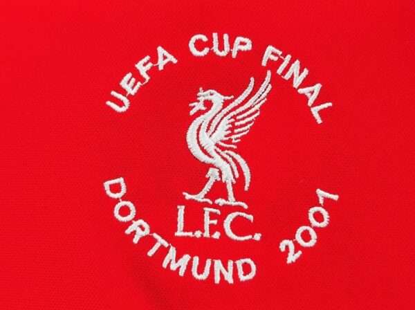 Zoom sur le logo du maillot vintage Liverpool Finale Coupe UEFA 2001