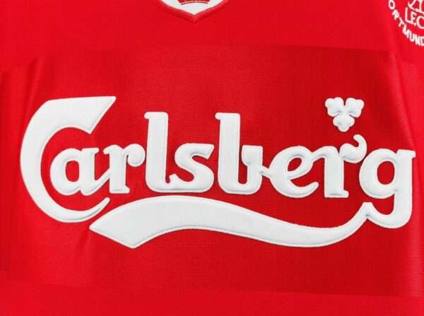 Zoom sur le logo du maillot vintage Liverpool Liverpool Finale Coupe UEFA 2001