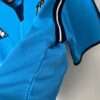 Zoom sur les coutures du maillot vintage Manchester City Domicile 2001/2002