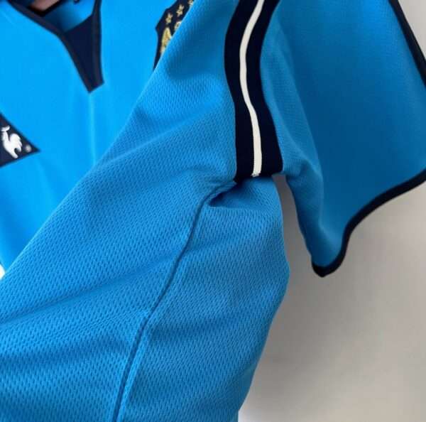 Zoom sur les coutures du maillot vintage Manchester City Domicile 2001/2002