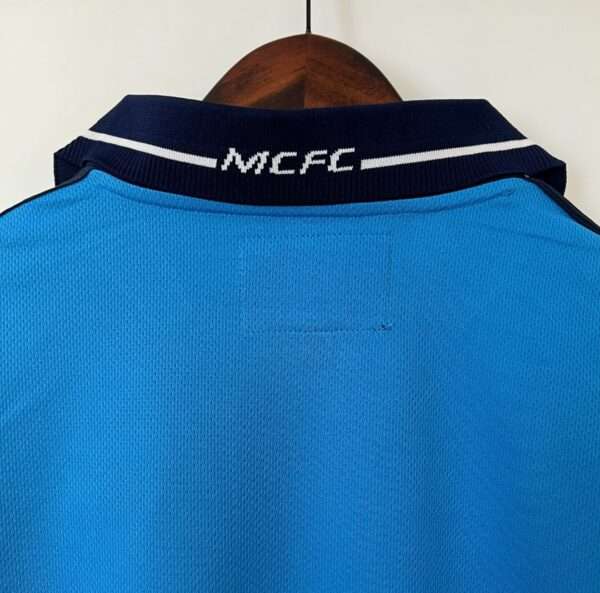 Présente le col du maillot vintage Manchester City Domicile 2001/2002