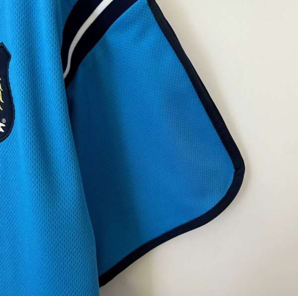 Zoom sur la manche du maillot vintage Manchester City Domicile 2001/2002