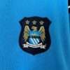 Zoom sur le logo du maillot vintage Manchester City Domicile 2001/2002
