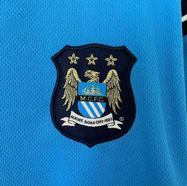 Zoom sur le logo du maillot vintage Manchester City Domicile 2001/2002