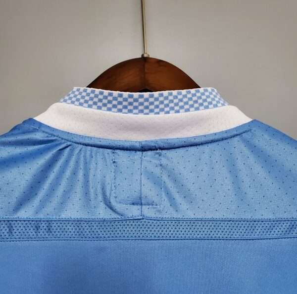 Zoom sur le col du maillot vintage Manchester City Domicile 2011/2012