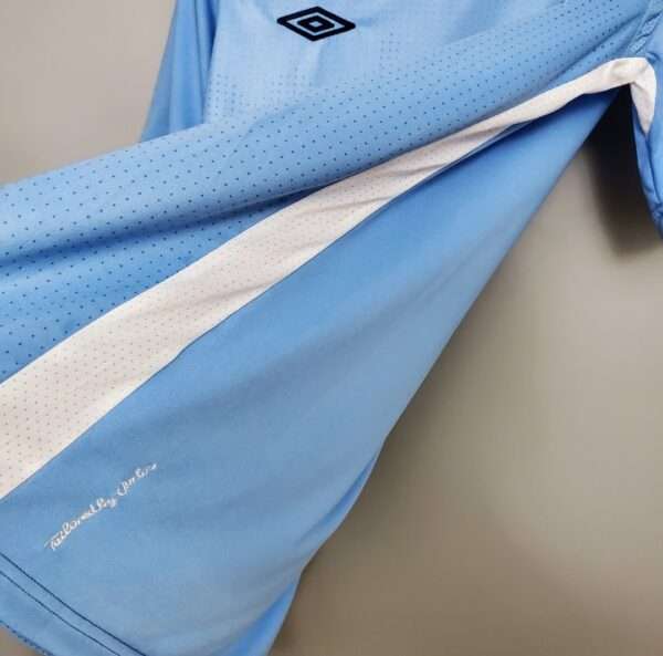 Zoom sur les coutures du maillot vintage Manchester City Domicile 2011/2012
