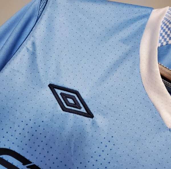 Zoom sur le logo et col du maillot vintage Manchester City Domicile 2011/2012