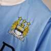 Zoom sur le logo du maillot vintage Manchester City Domicile 2011/2012