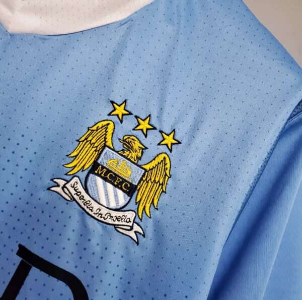 Zoom sur le logo du maillot vintage Manchester City Domicile 2011/2012