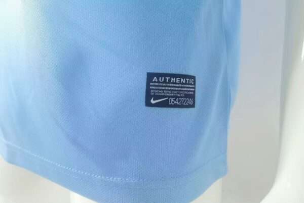Zoom sur les coutures et logo du maillot vintage