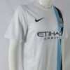 Zoom les manches, col et logos du maillot vintage Manchester City "Troisième" 2013/2014