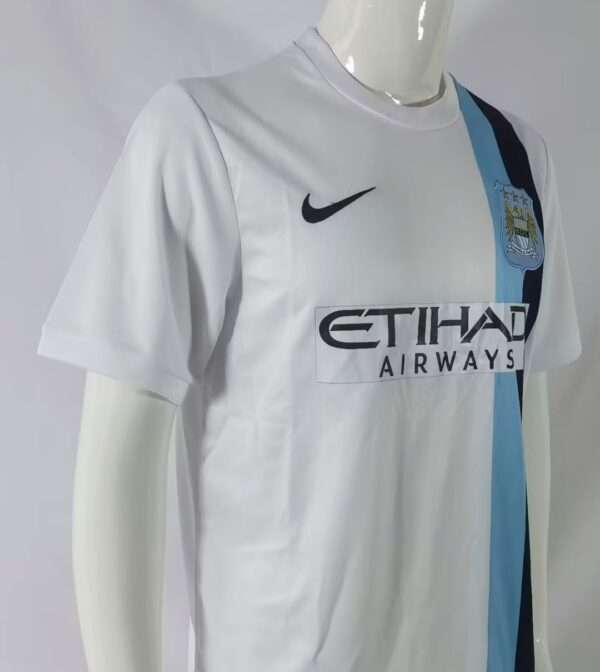 Zoom les manches, col et logos du maillot vintage Manchester City "Troisième" 2013/2014