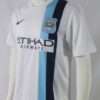 Présente les manches, col et logos du maillot vintage Manchester City "Troisième" 2013/2014