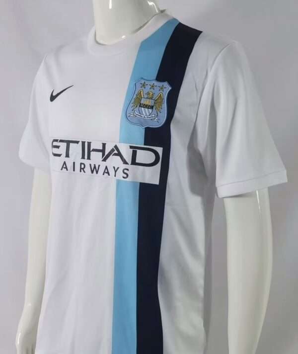 Présente les manches, col et logos du maillot vintage Manchester City "Troisième" 2013/2014