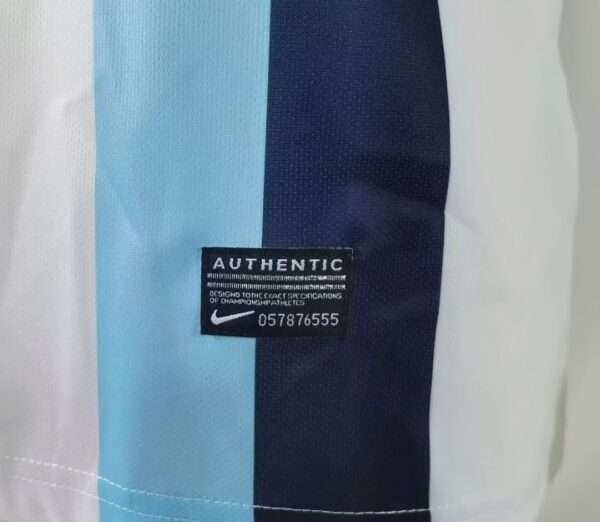 Zoom sur le logo et coutures du maillot vintage Manchester City "Troisième" 2013/2014