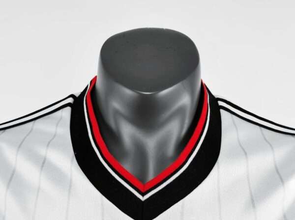 Présente le col du maillot vintage Manchester United Finale FA Cup 1983