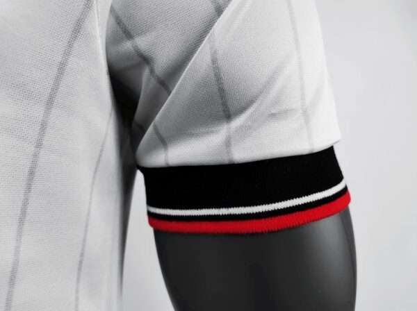 Zoom sur la manche du maillot vintage Manchester United Finale FA Cup 1983