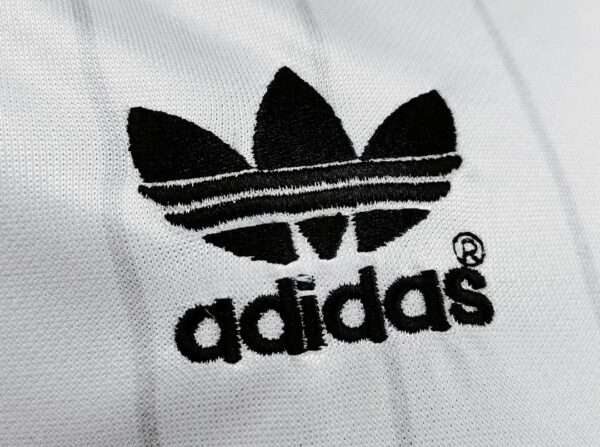 Zoom sur le logo du maillot vintage Manchester United Finale FA Cup 1983