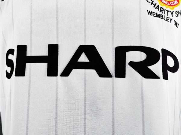 Zoom sur les logos du maillot vintage Manchester United Finale FA Cup 1983
