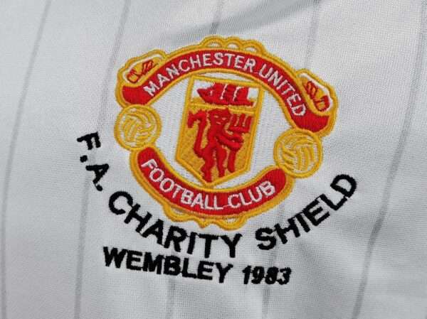 Zoom sur le logo du maillot vintage Manchester United Finale FA Cup 1983