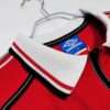Présente le col du maillot vintage Manchester United Domicile 1998/2000